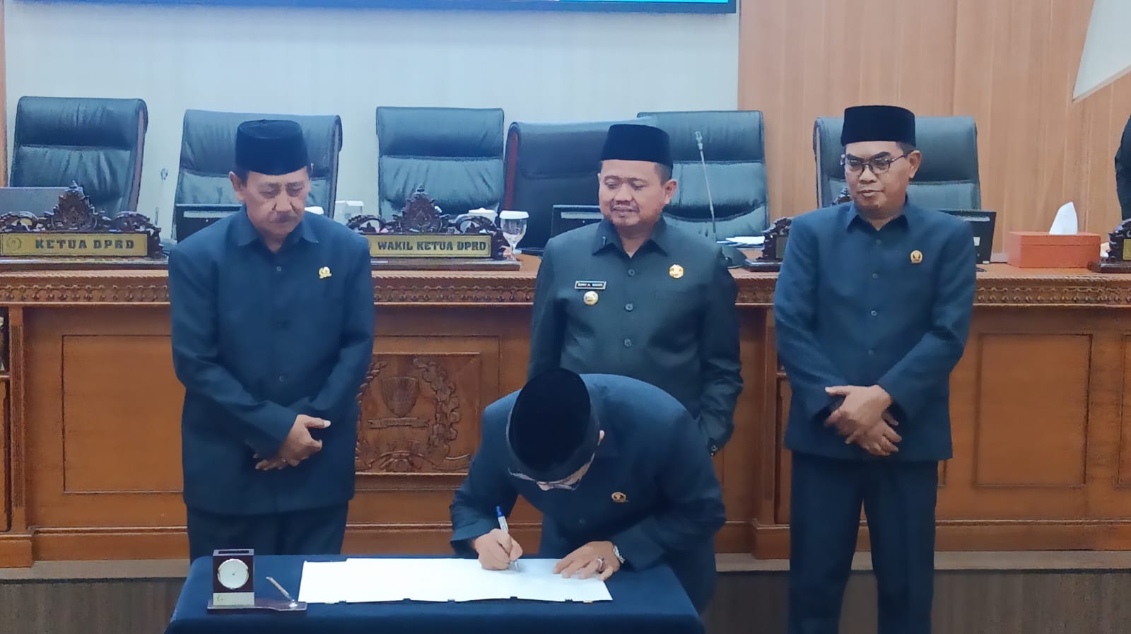 Rapat Paripurna DPRD Sumedang Sahkan Raperda P2APBD 2025 dan Pemilihan Kepala Desa