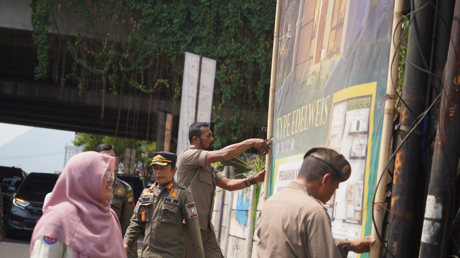 Jatinangor Bersolek, Kini Gapura Selamat Datang Diperbaiki 