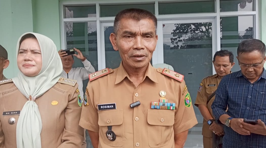 Rosiman, Kepala Desa Cukanggenteng 